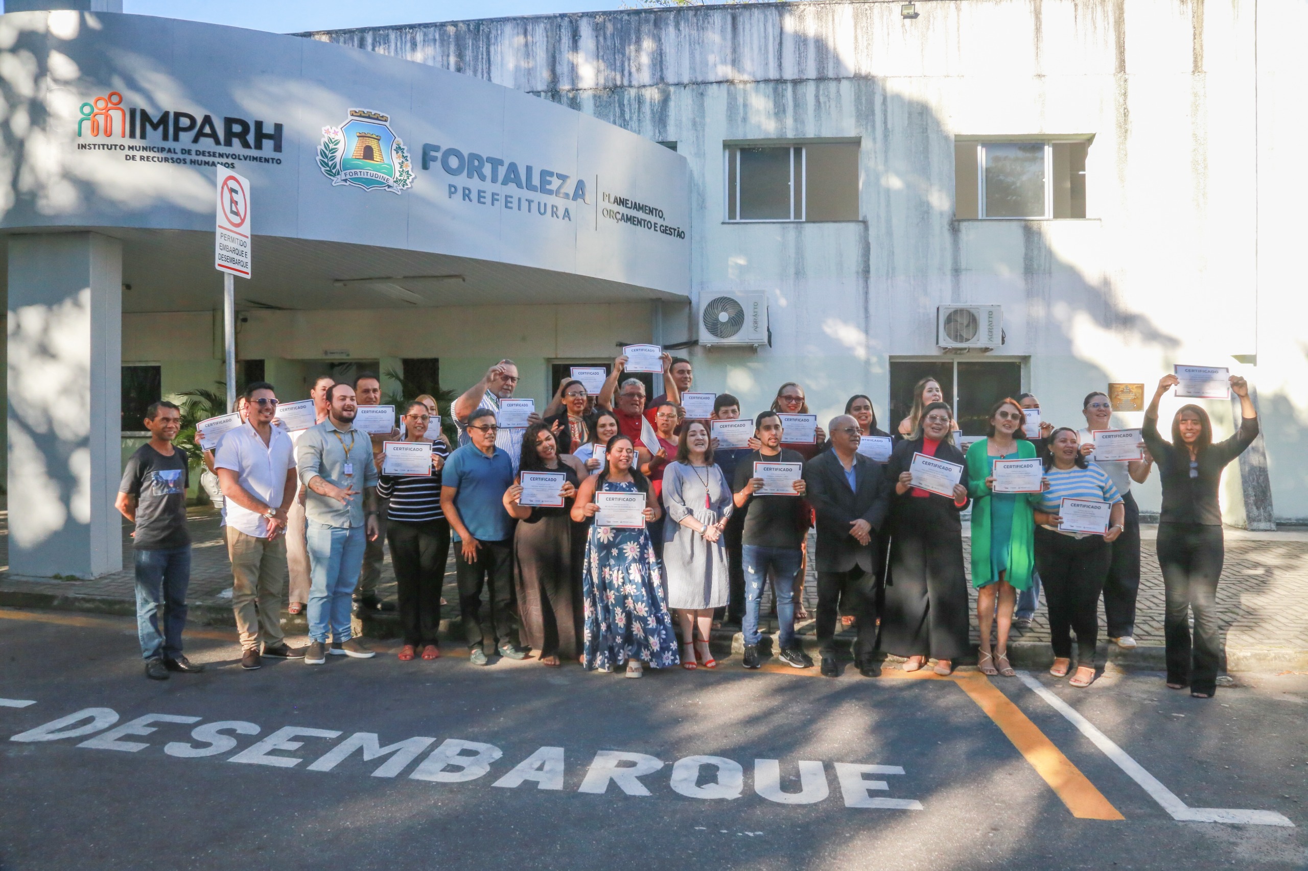 grupo de pessoas posa para a foto